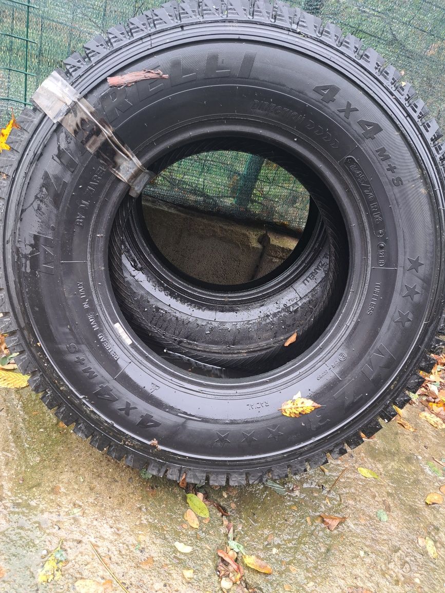 Vând 2 anvelope off road noi 255/70/R16