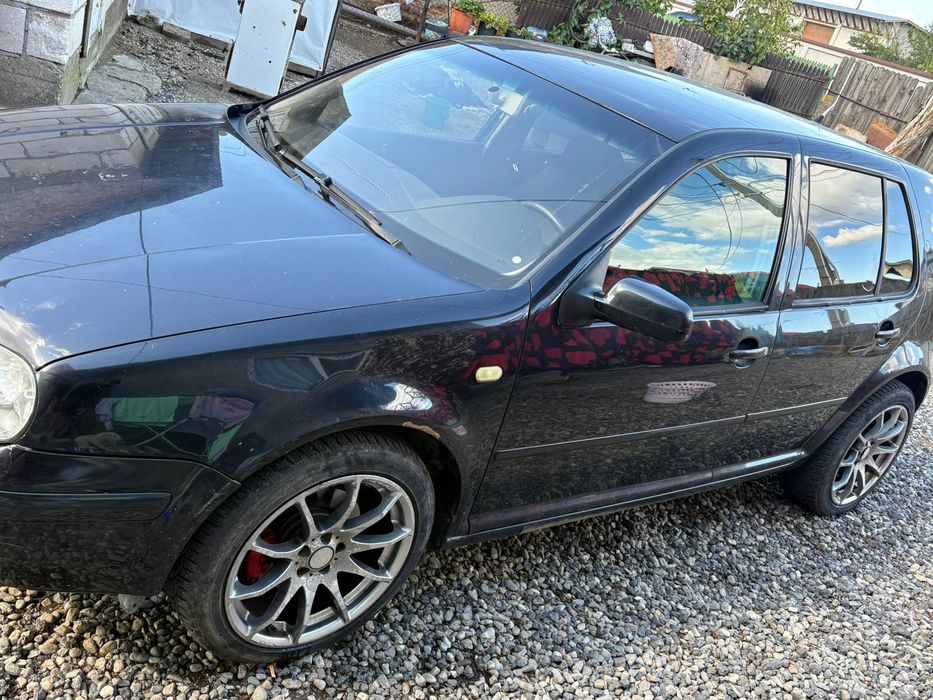 Vând golf 4 pentru reparat sau dezmembrat
