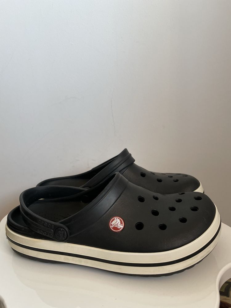 Crocs banda negru/alb M6-W8