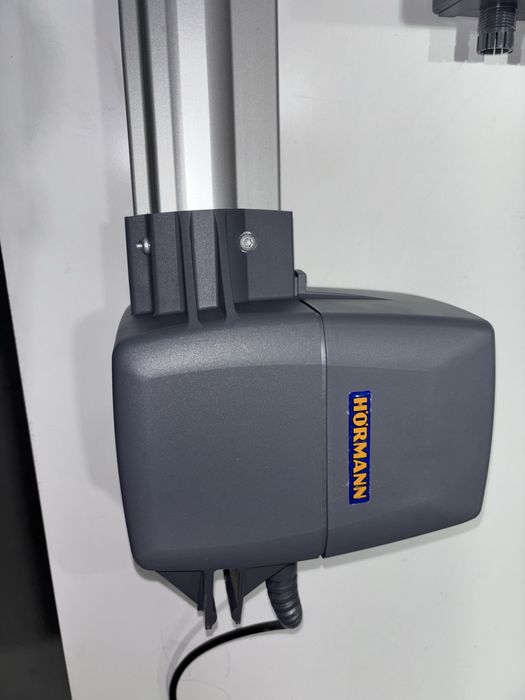 Задвижване Хьорман за отваряеми двукрили  портални врати на панти