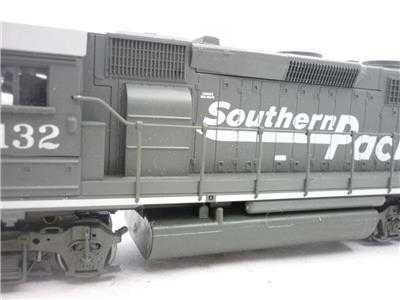 Дизелов локомотив EMD GP40-2 с габарит HO от Athearn,