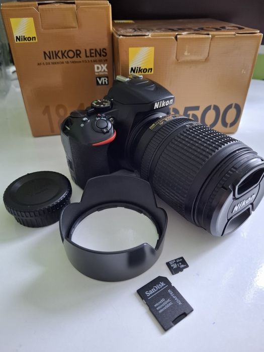 Фотоапарат Nikon D3500 с обектив Nikkor 18-140mm и аксесоари