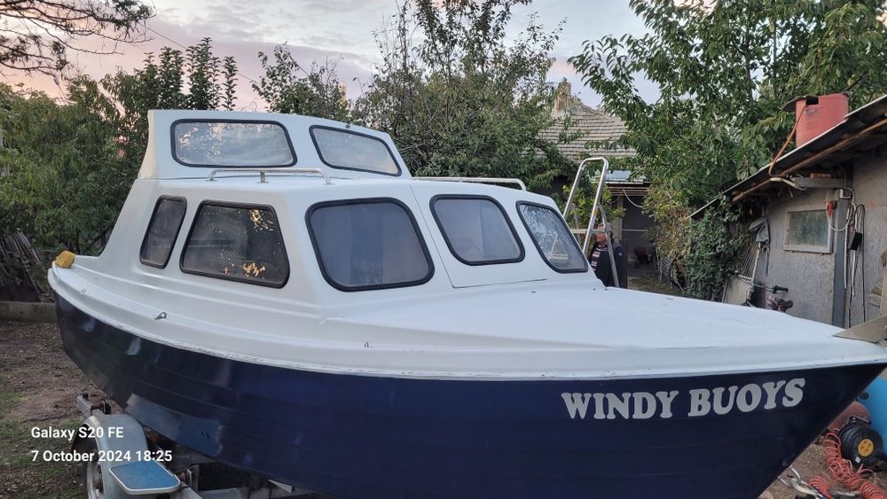 Barca cabinata cu  motor de vanzare