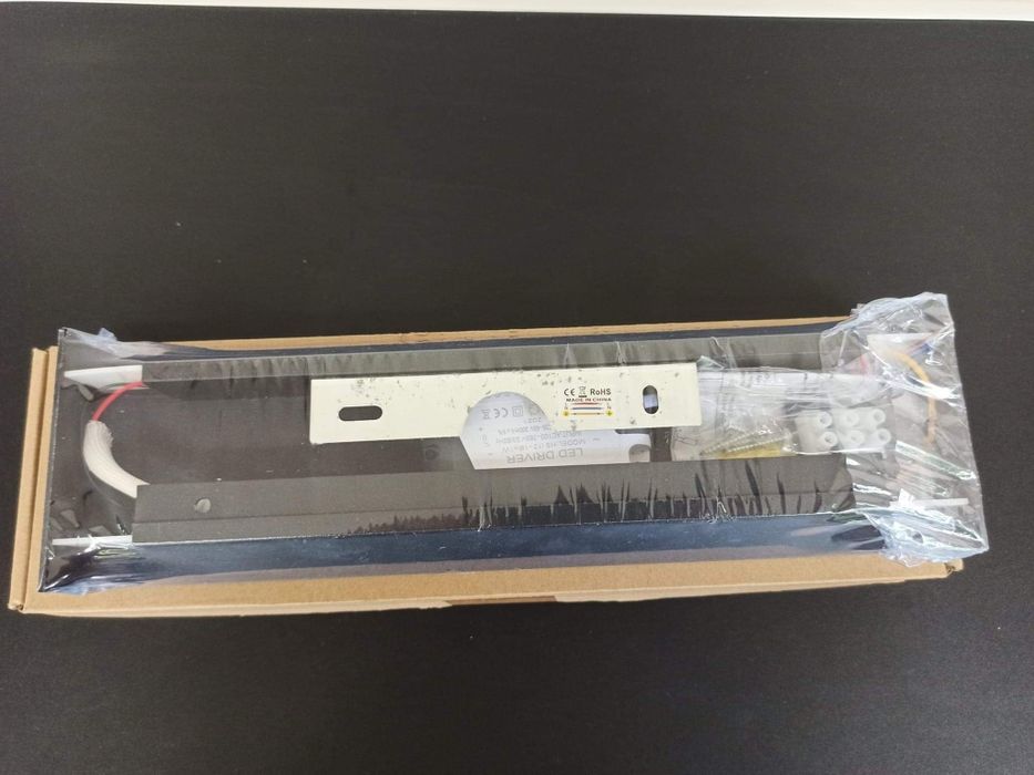 Aplica de perete lumina led design modern cu lumina in 2 directii