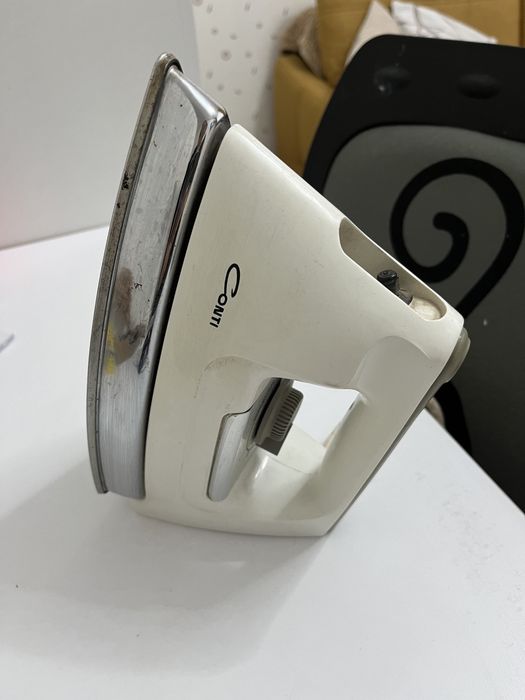 Утюг белый не дорого, в рабочем состоянии, средней тяжести