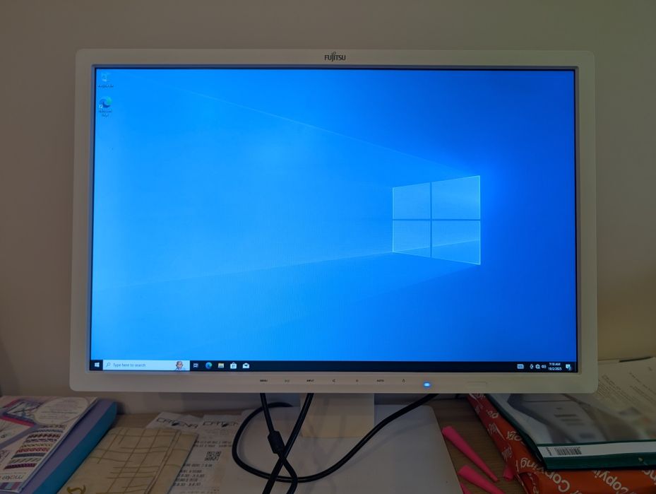 Vand un desktop PC Fujitsu cu monitor Fujitsu de 24 inch