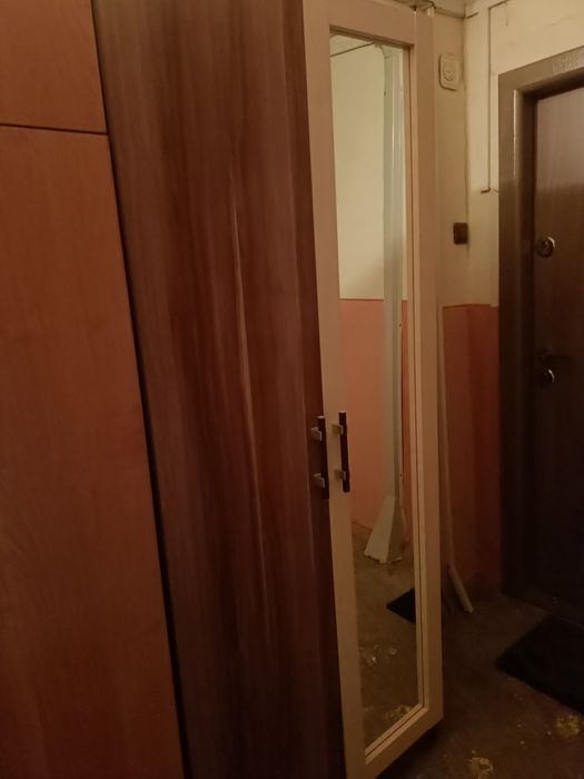 Vând 2dulapuri și o vitrina