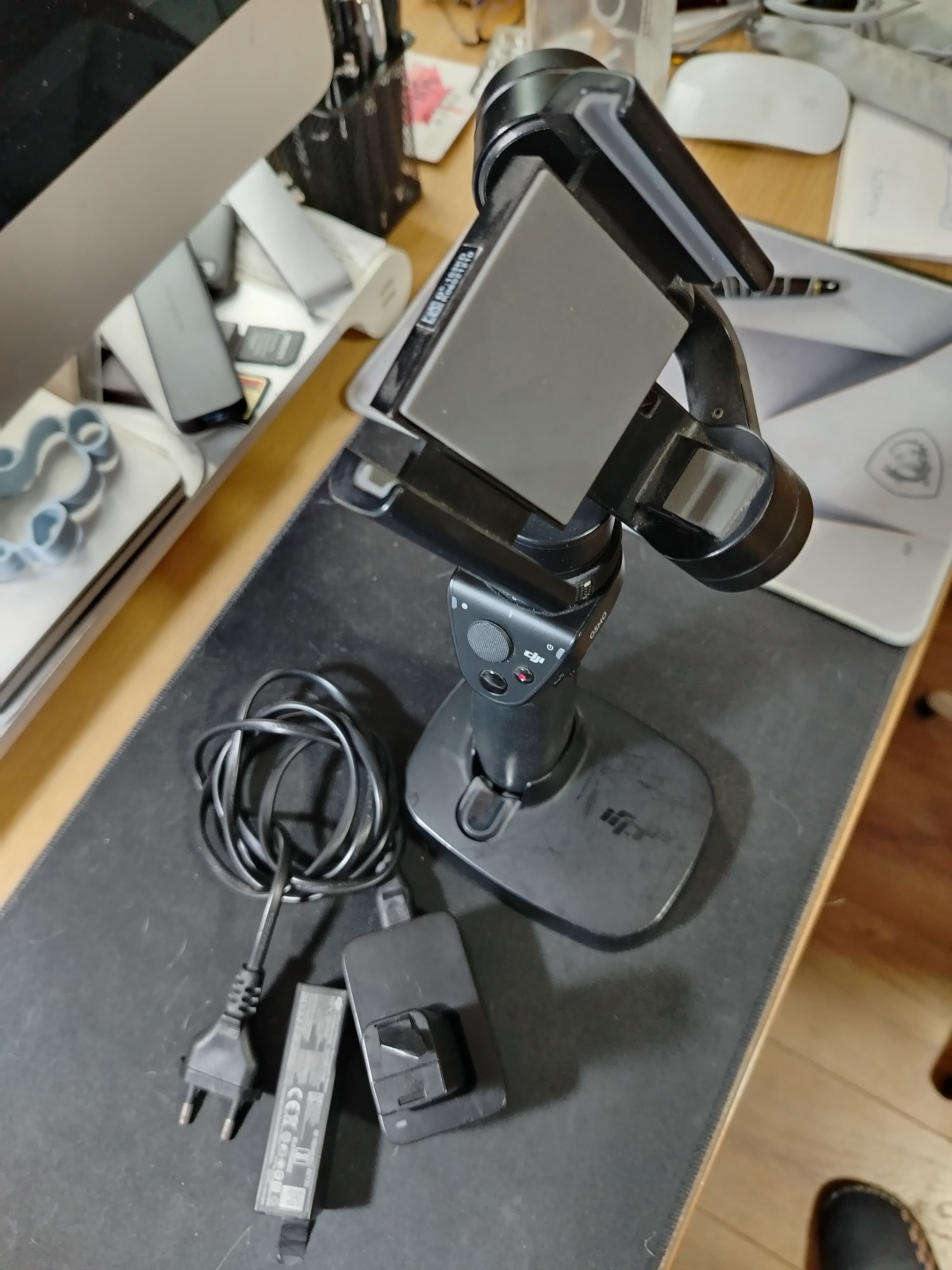 Gimbal stabilizator de imagine pentru telefon. Cadre fluide