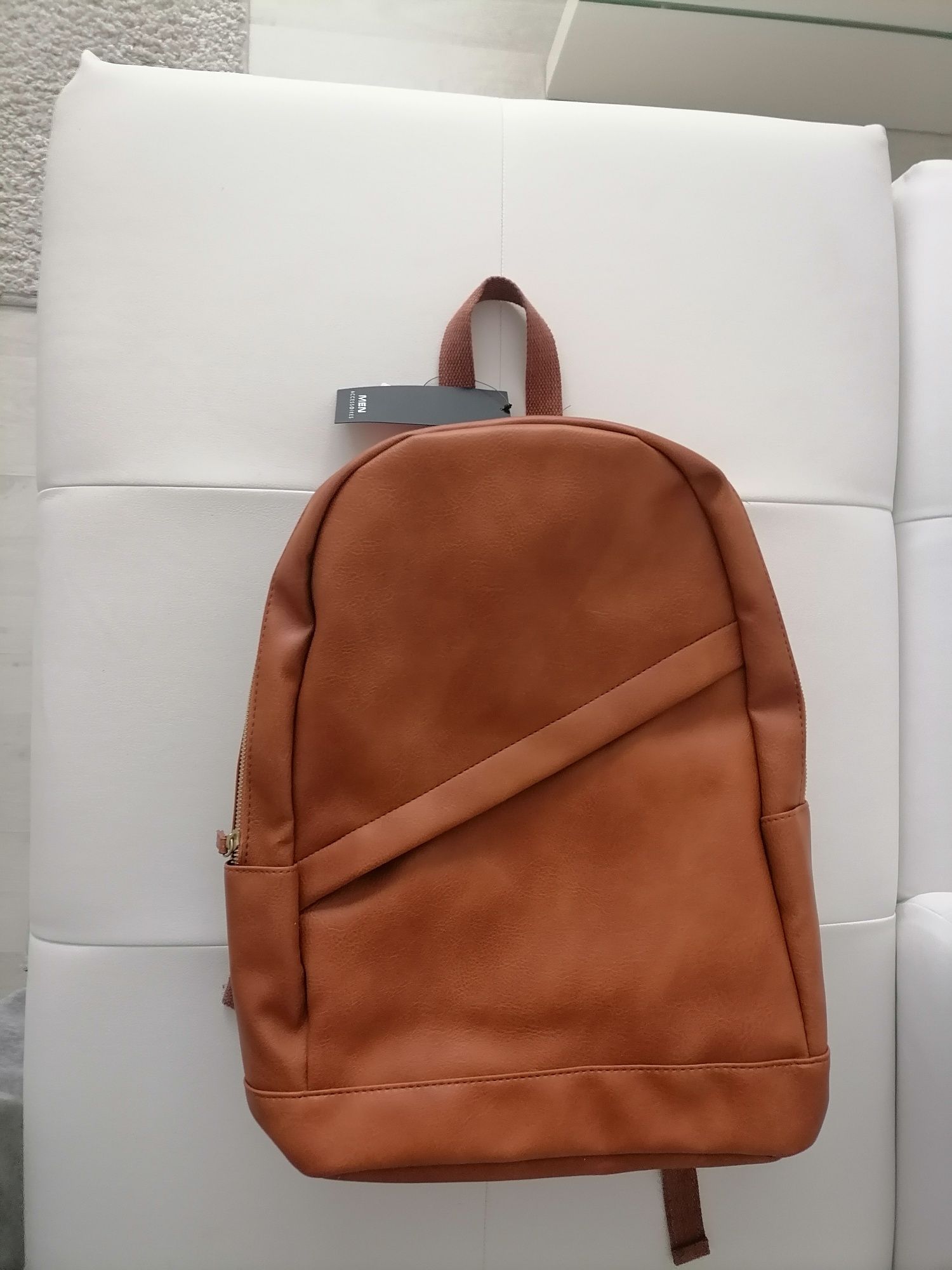 Vând rucsac fashion produs de calitate, nou nouț. Piele ecologica.