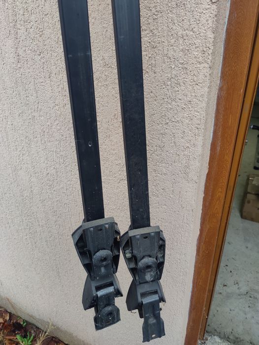 Bare universale portbagaj Thule pe mașină