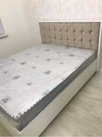 Двухспальная кровать с большим матрасом 160x200  (бежевый цвет)
