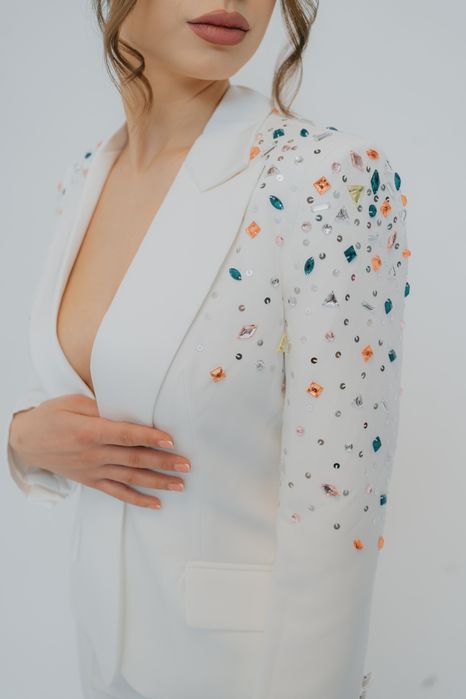 Vand costum cu pietre