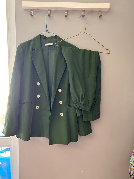 Green suits mango - woman