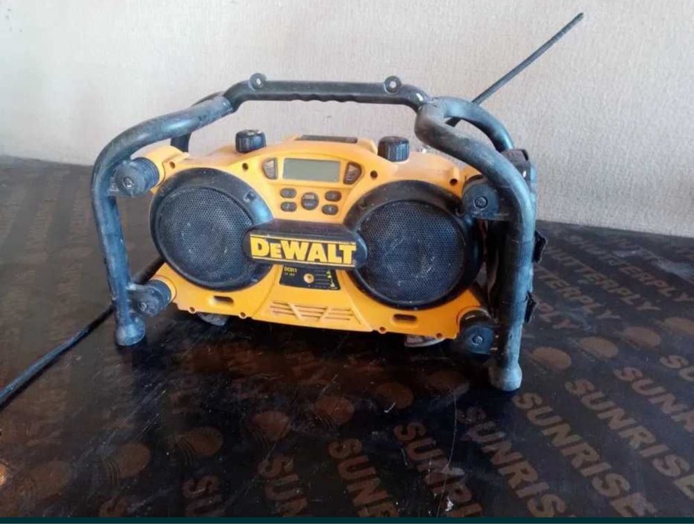 Работно радио usb DEWALT зарядно за батерии внос от Англия