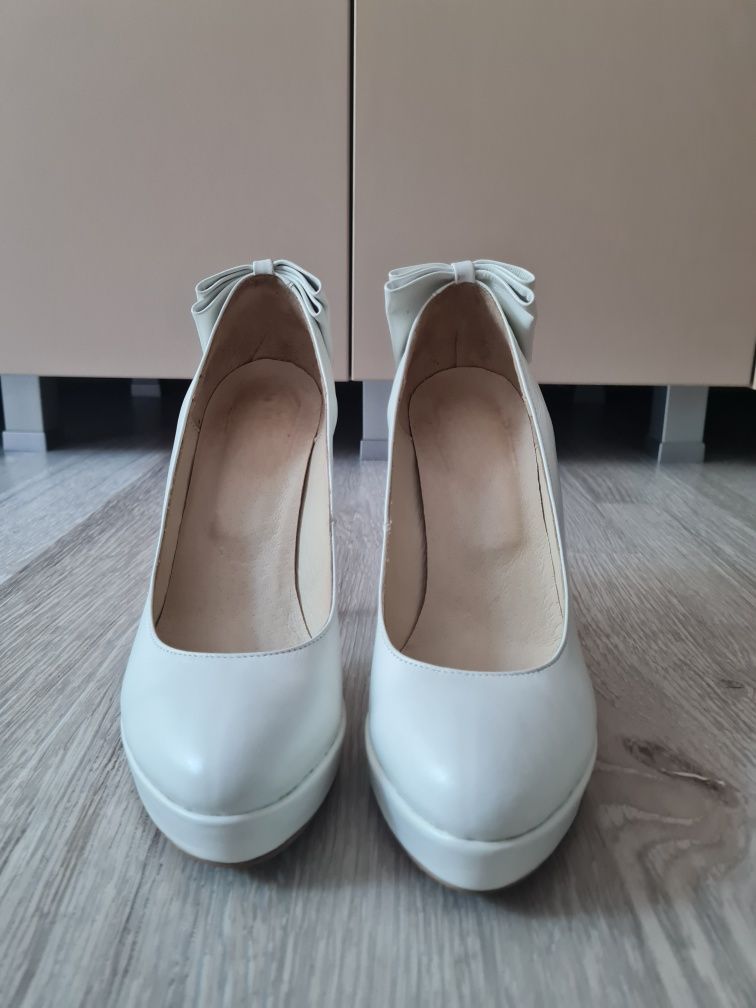 Pantofi albi din piele naturală