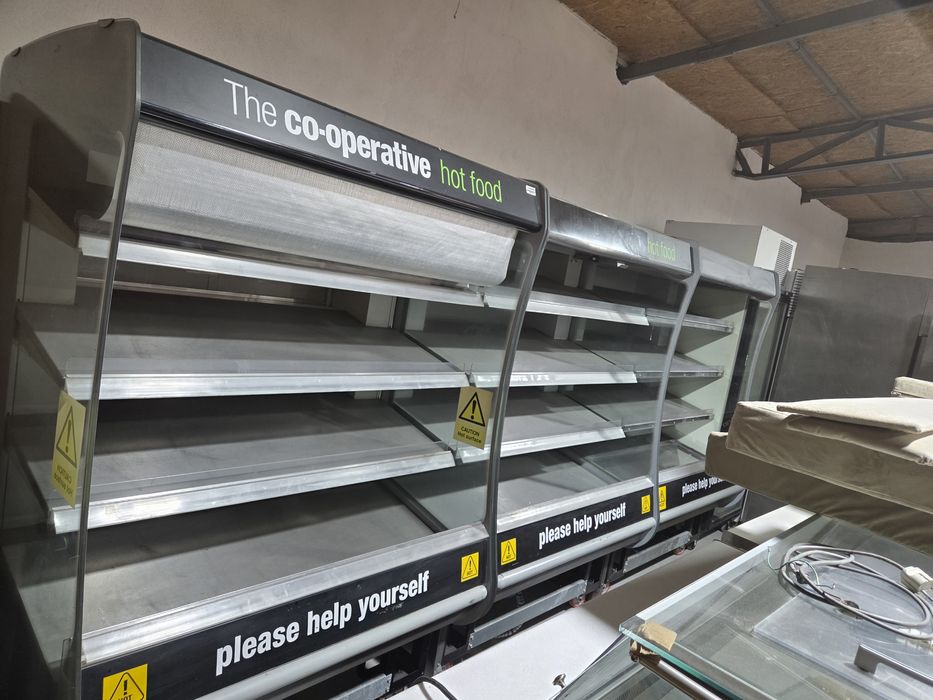 Vitrina cu rafturi calde