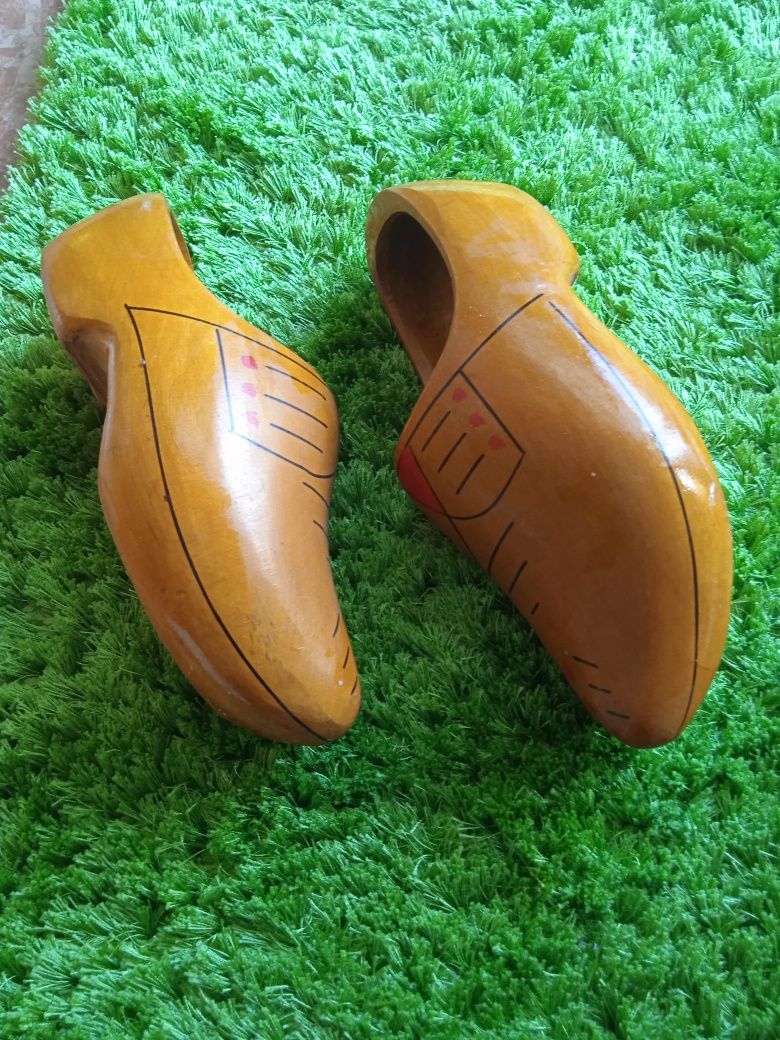 Pantofi din lemn vintage