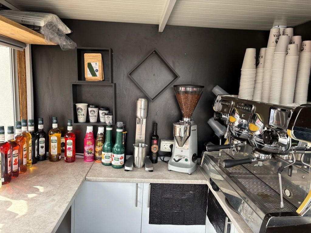 Chioșc de cafenea la vânzare – gata de funcționare!