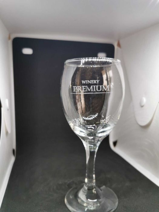 Чинии за сервиране, чаши за вино и бира.