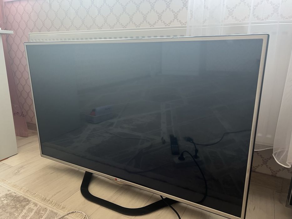 Телевизор LG,вкюляется горит логотип дальше синий цвет