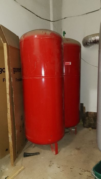 Vând 2 boilere de 1000litri defecte