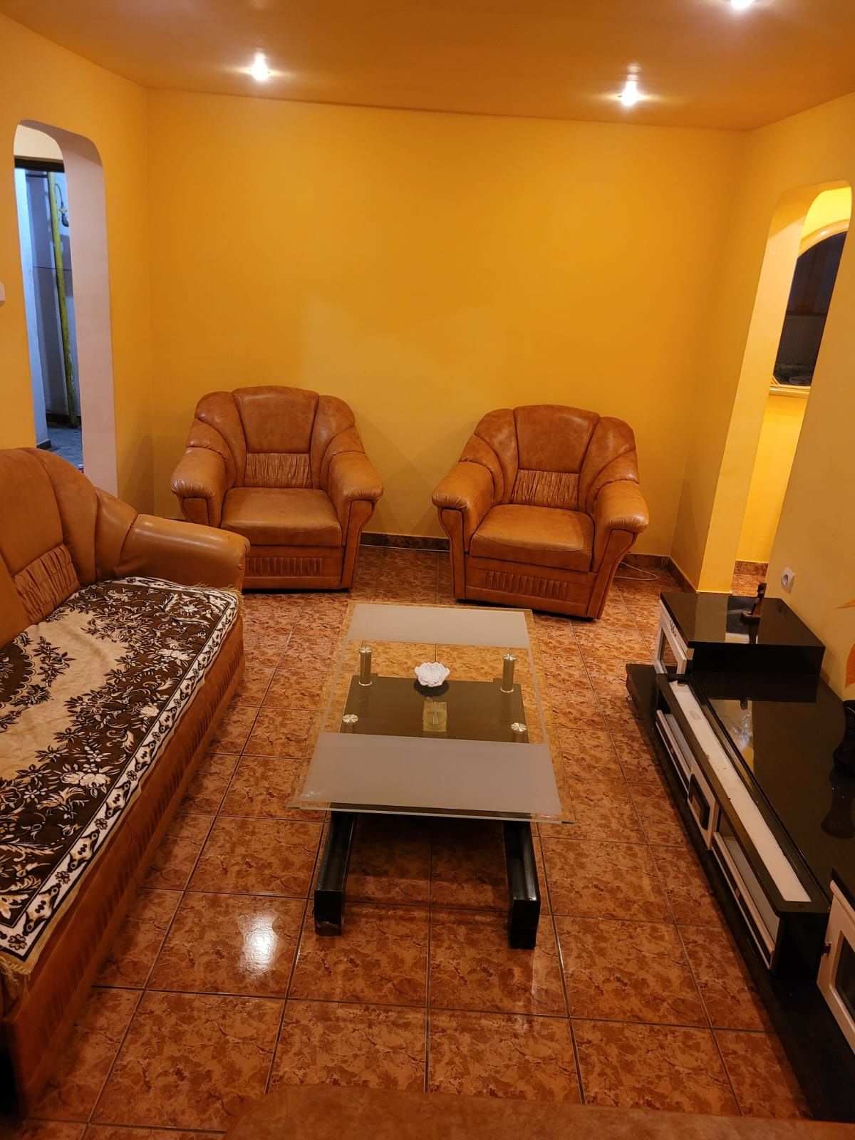 De închiriat  apartament cu  2 camere