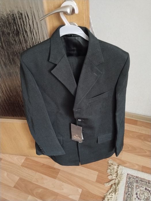 Продам новый костюм