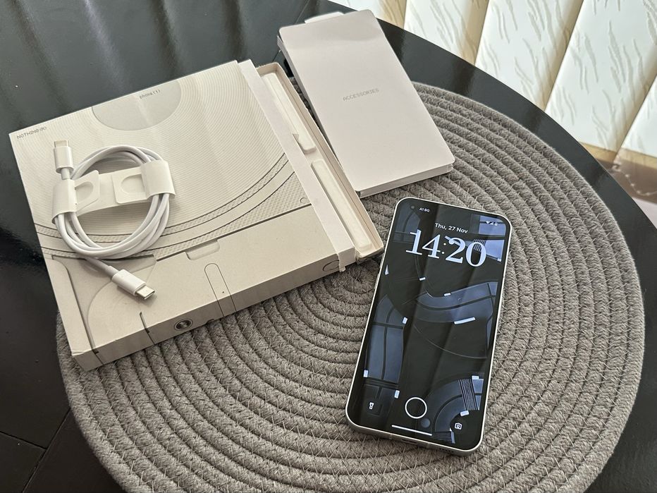 Nothing Phone 1 БЯЛ 256GB / 8 + 2 GB RAM пълен комплект в чудесен вид