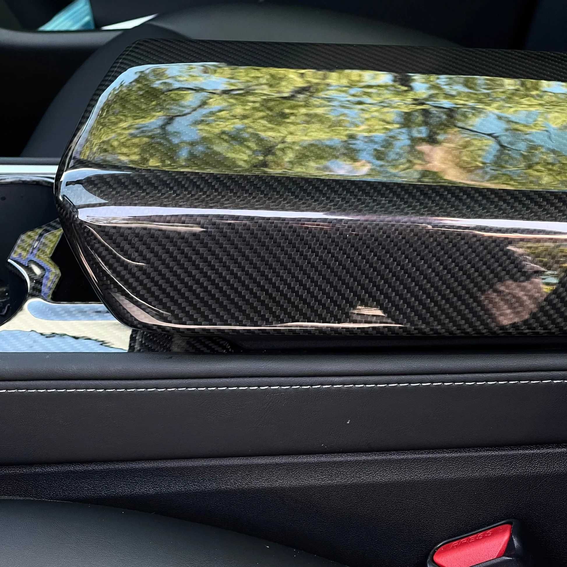 Капак за подлакътник от истински карбон – Tesla Model 3 / Model Y