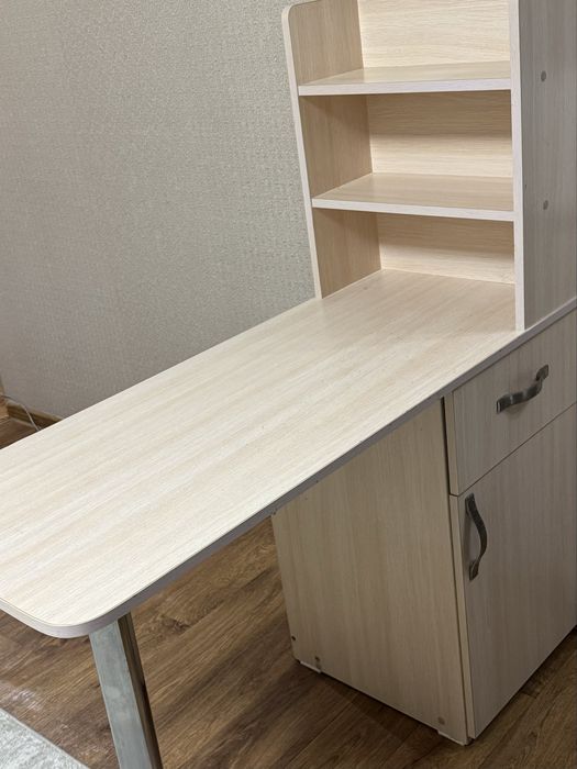 Маникюрный стол в отличном состоянии