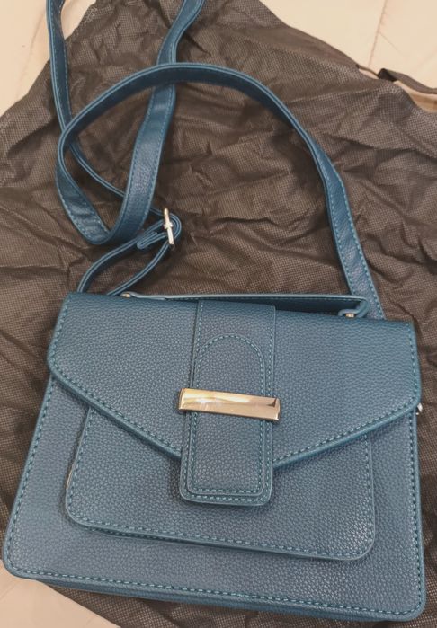 Дамска малка чанта с твърда основа