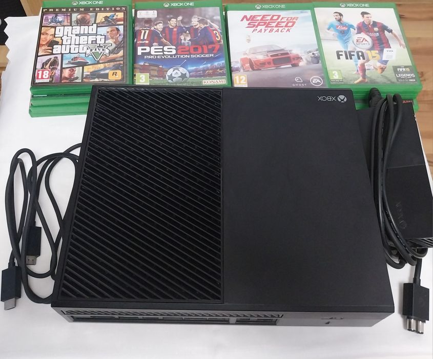 Consola Xbox One + 15 CD diverse jocuri!