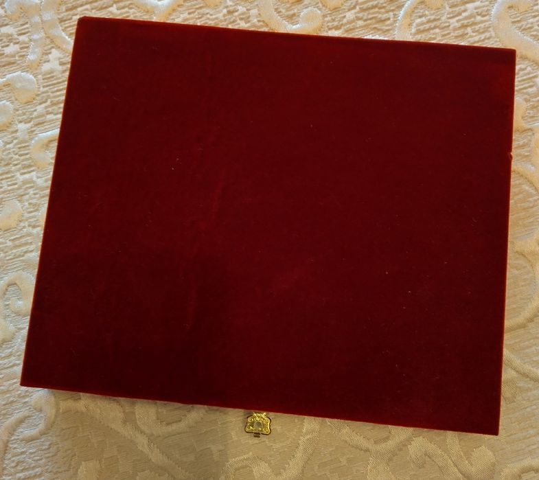 Велурена кутия за бижута