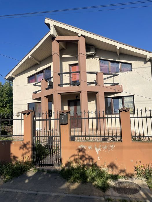 Inchiriez casa 5 cam