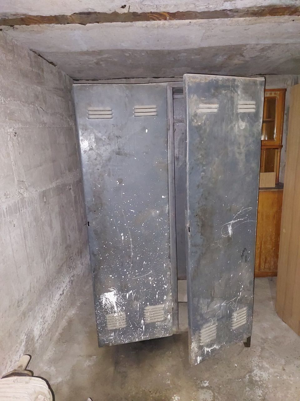 Xadavov matorist okalar uchun zor stol va shkaf bor
