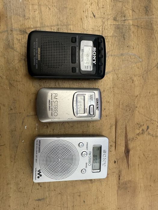 Vand un lot de radio sony mega bass