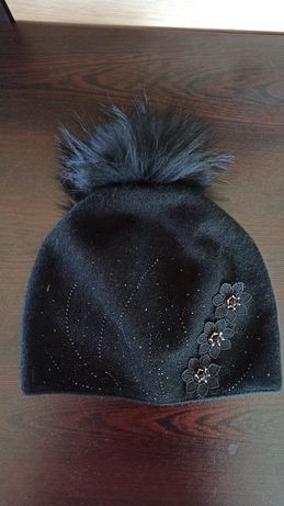 Зимна шапка с пух и камъчета Parfois