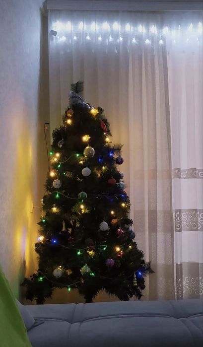 Новогодняя ёлка в отличном состоянии