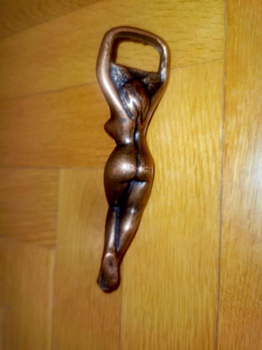 Месингова отварачка за бутилки винтидж женска гола фигура скулптура