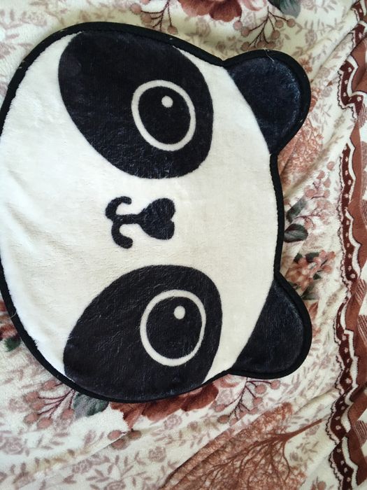 Diverse esarfe de culori diferite  si un covor pentru femei