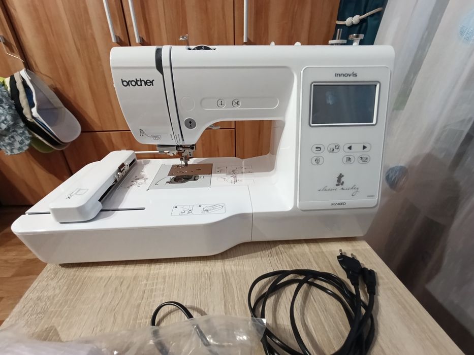 Mașină de brodat Brother M240ED Disney – ca nouă, cu accesorii și ațe
