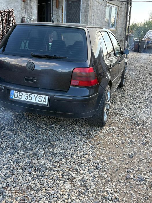 Vând golf 4 pentru reparat sau dezmembrat