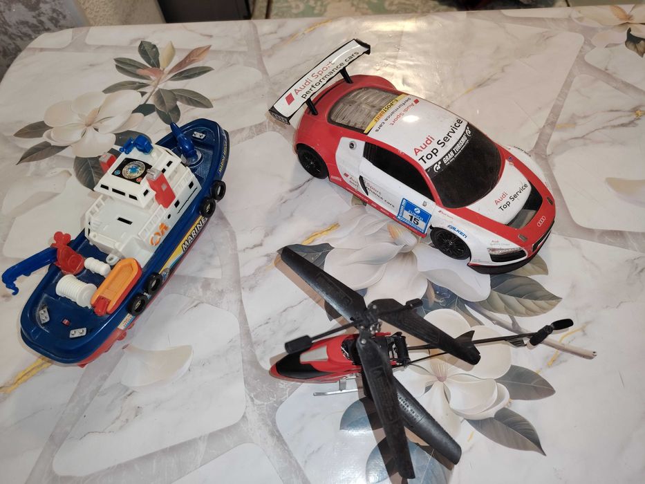 Машинка верталет и катер на пульте