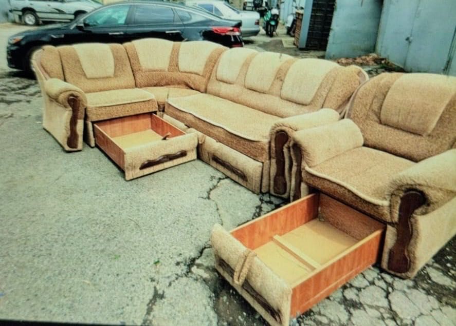 Диван угловой и кресло