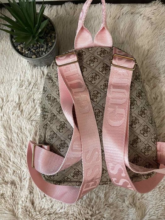 Дамска раница Guess