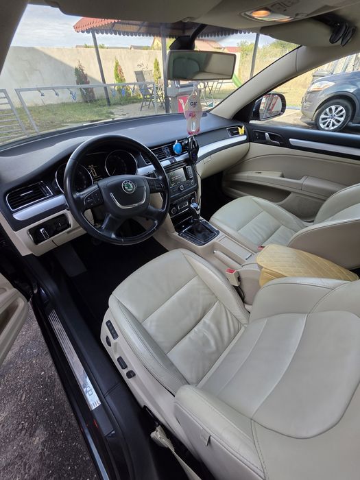 Skoda Superb 2.0 TDI 177 CP 4x4 – FULL OPTIONS – Piele crem