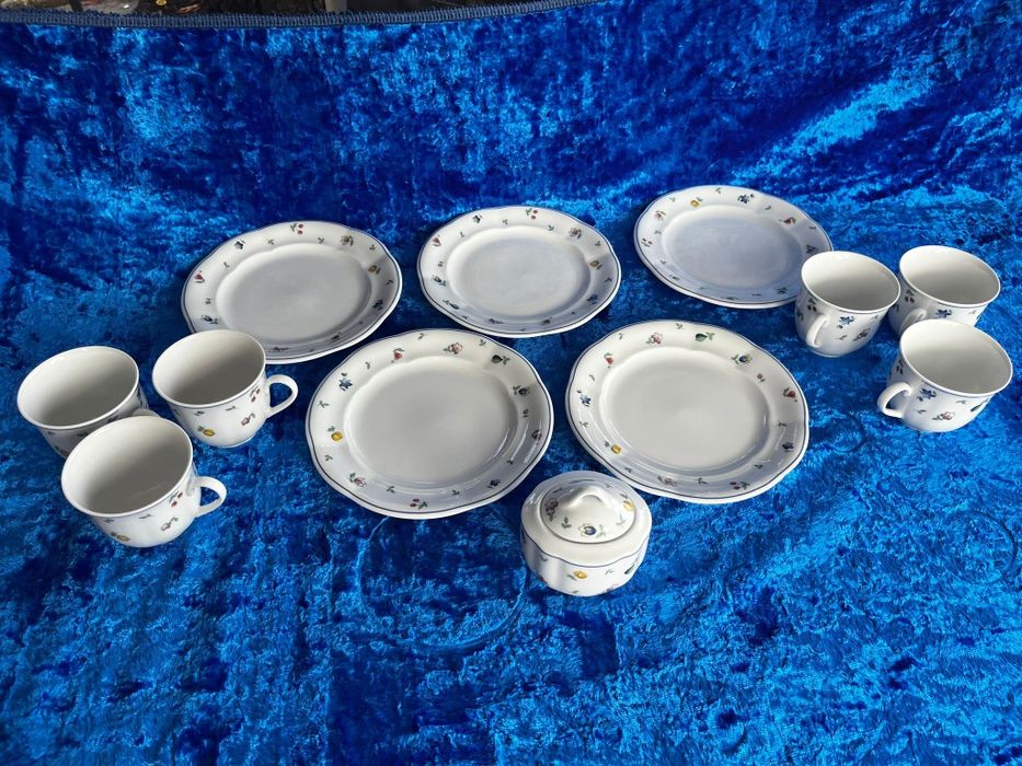 Нежен сервиз за кафе +десертни чинии