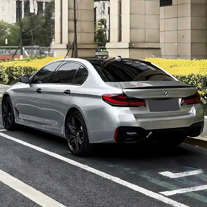 Eleron Codita Portbagaj BMW Seria 5 G30 Model Performance Negru Lucios