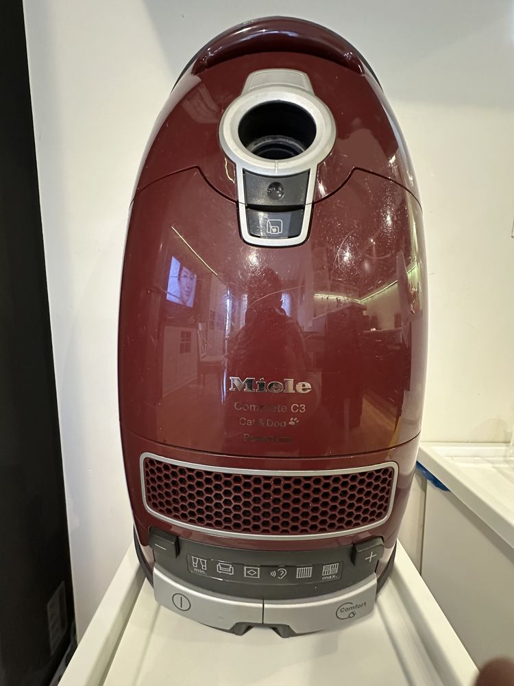 Прахосмукачка Miele C3 Cat&Dog PowerLine Tayberry red