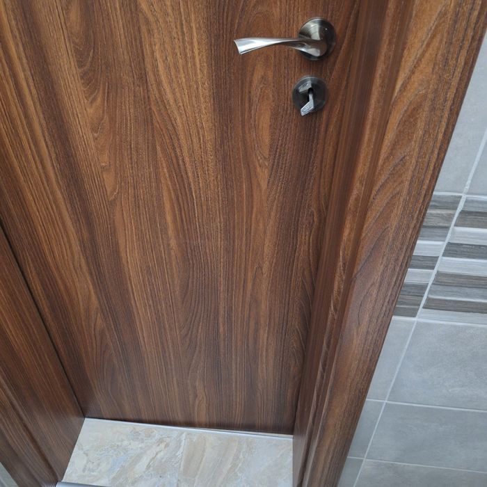 Продавам чисто нова врата KLASSEN в комплект с каса